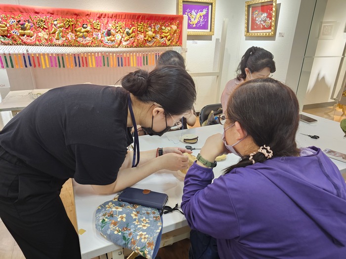 【活動】「針線之美˙藝脈相傳」刺繡藝術作品暨織品文物修護聯展—零錢包刺繡體驗-2026/04/17圖片